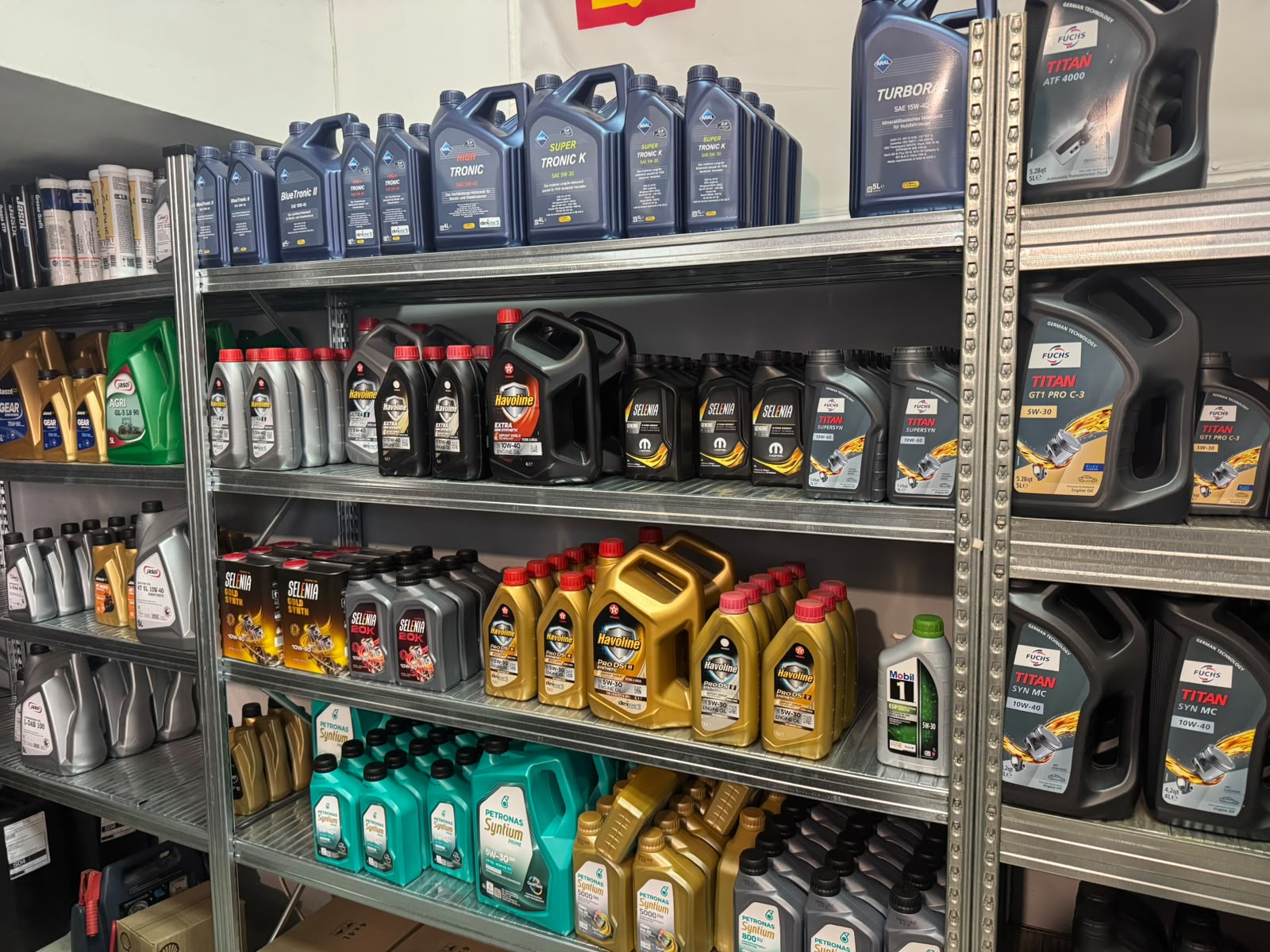 Τα ράφια του καταστήματος — όλα τα διεθνή brands